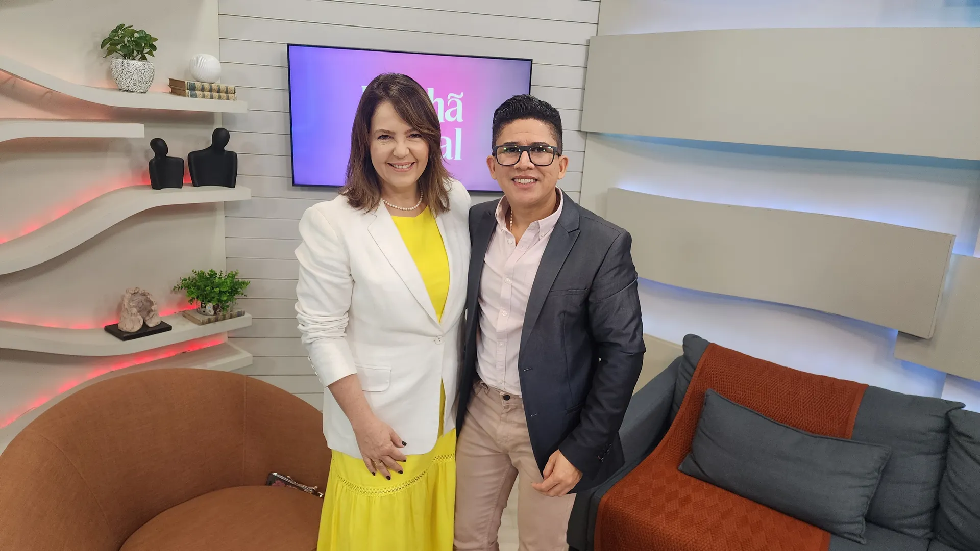 Aldair dos Santos ao lado da apresentadora Mônica Cunha, da TV Paranaíba (Record), durante entrevista para o site Imprensa & Mídia