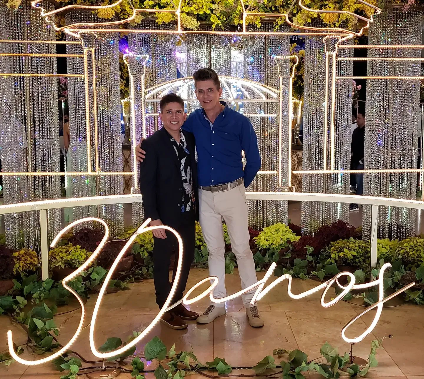 O jornalista Aldair dos Santos ao lado de Rodrigo Magalhães durante a festa de 30 anos do Palácio de Cristal.