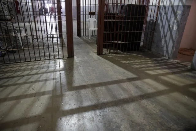 Preso por matar bebê de 3 meses é encontrado morto em presídio de Uberlândia