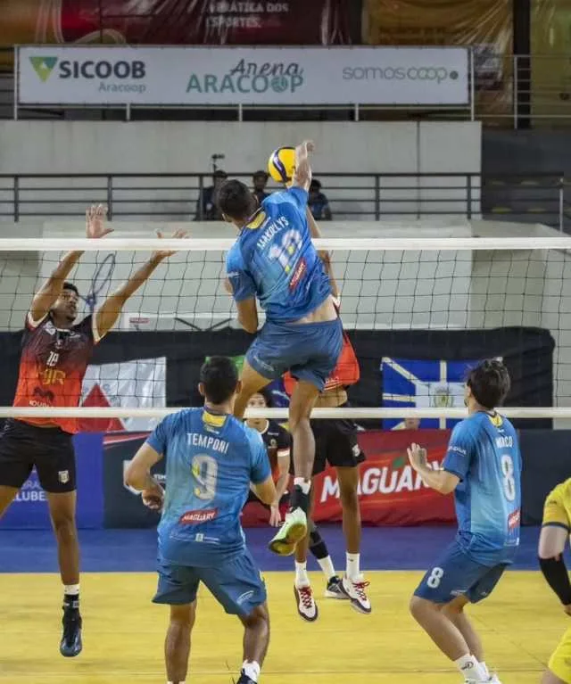 Ex-central do Araguari Vôlei, Makollys Klayver durante a partida.