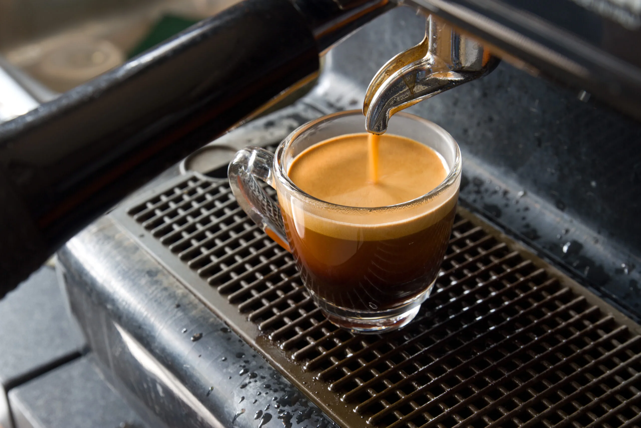 Guia definitivo do café expresso em casa: como escolher a cafeteira ideal sem errar