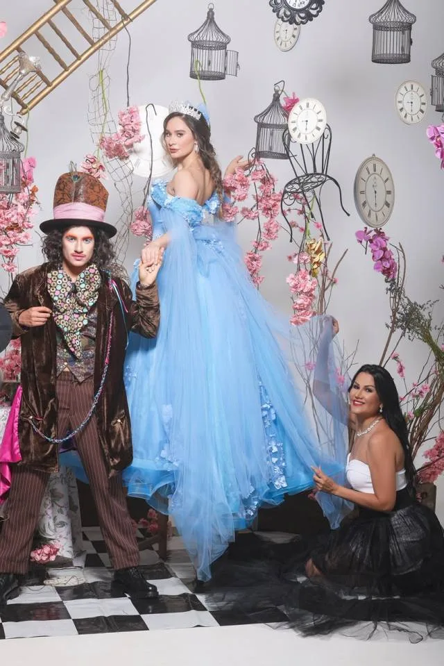 Maísa Pires lança coleção Gold Debutantes em experiência inspirada em “Alice no País das Maravilhas”