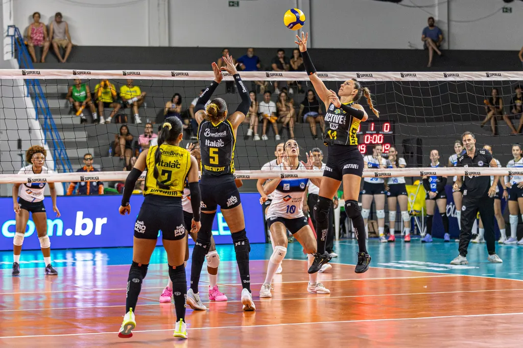 Dentil/Praia Clube vence por 3 sets a 0 contra o E.C. Pinheiros