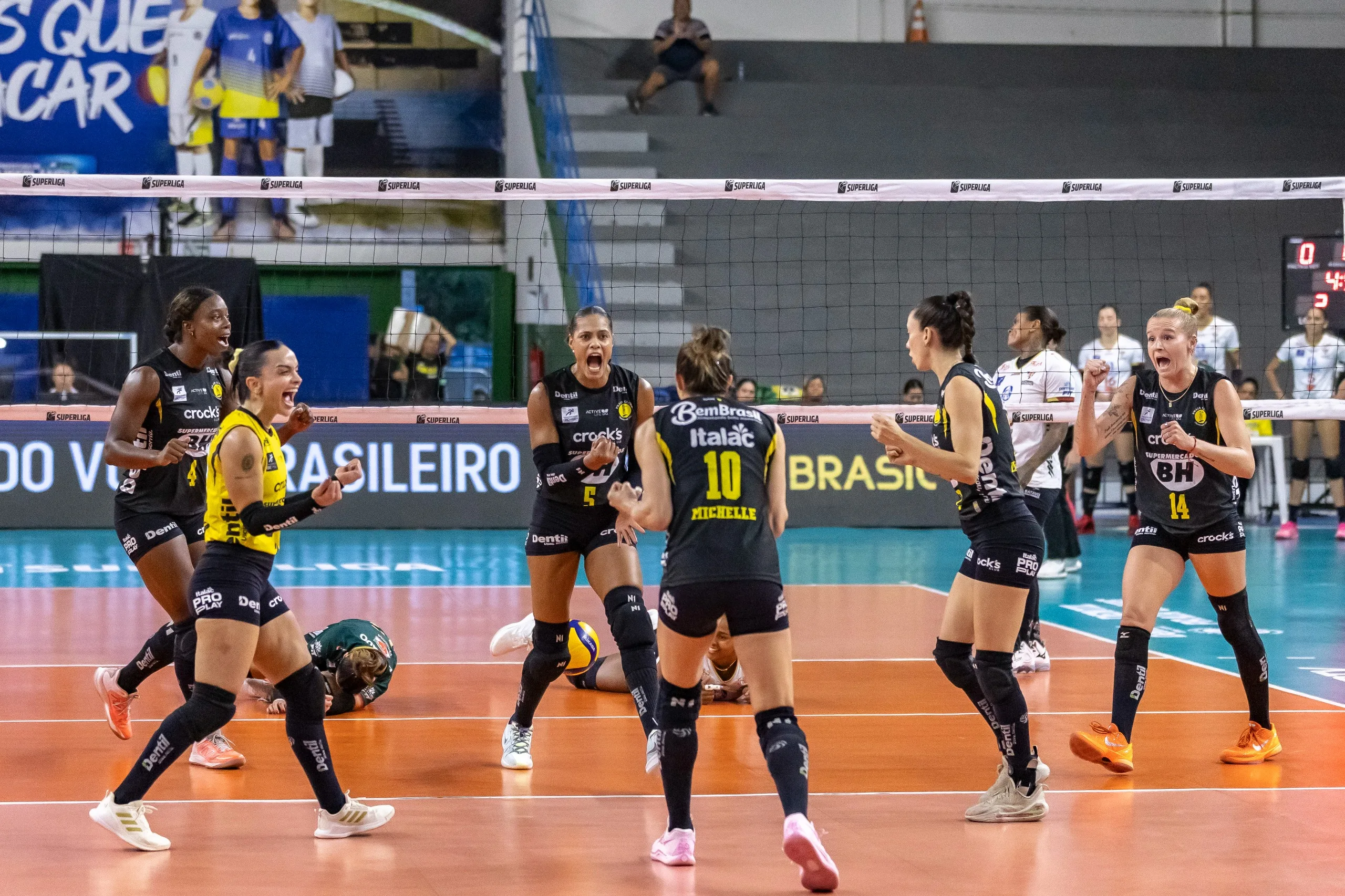Com Força no bloqueio e no saque, Dentil/Praia Clube vence Batavo Mackenzie por 3 a 1