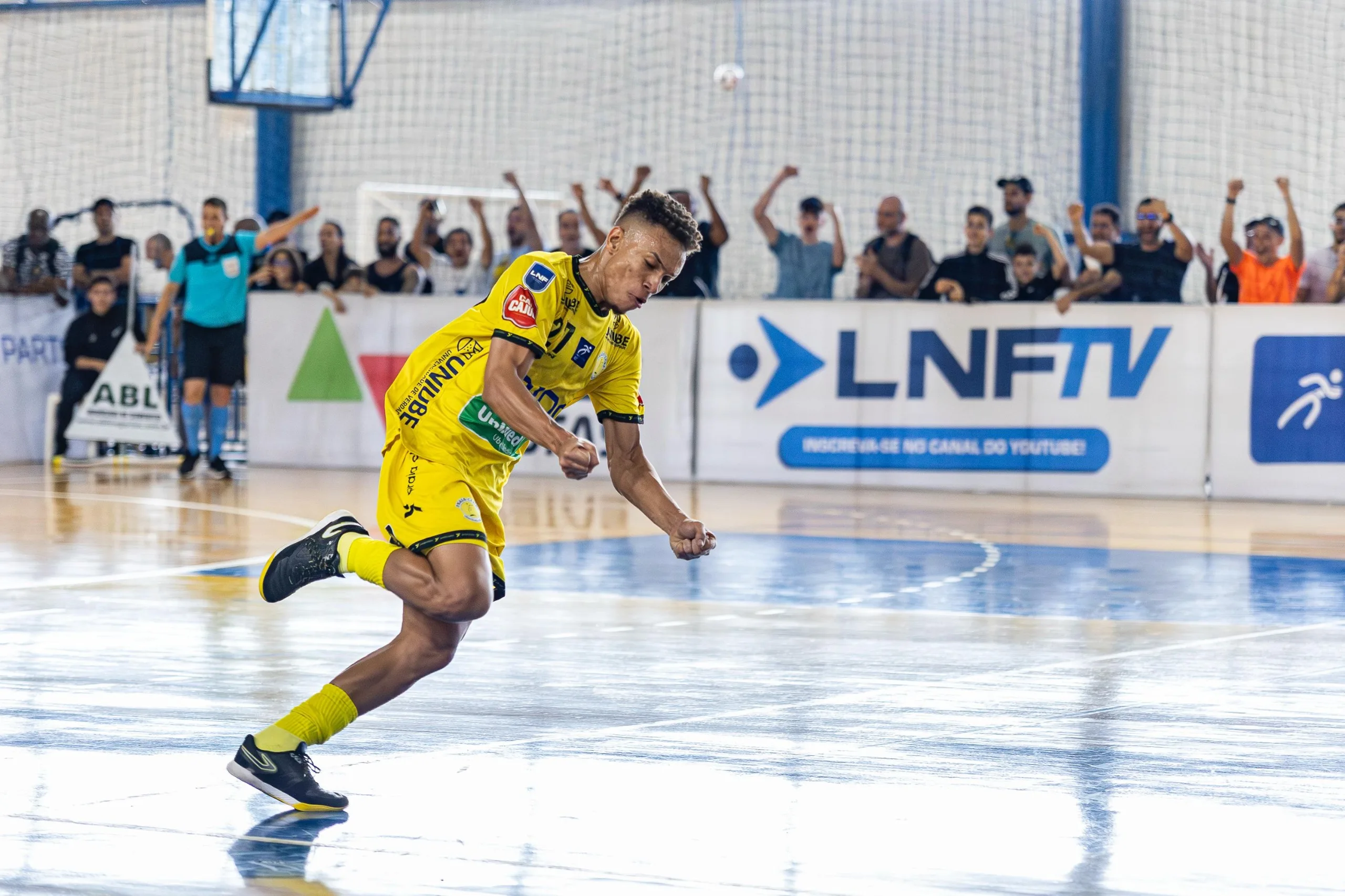 Praia Clube vence o Blumenau por 3 a 2 em virada emocionante e segue firme na temporada 2025