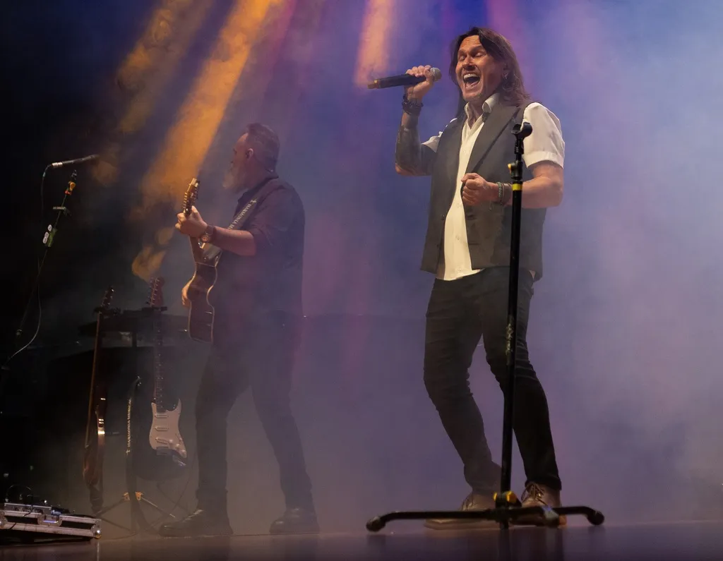 Banda Venosa divulga a segunda edição do Venosa Sessions, que acontece nesta quinta-feira, 29 de outubro, às 20h, no Teatro Municipal de Uberlândia, com clássicos do rock, experiência audiovisual e participações especiais de músicos locais.