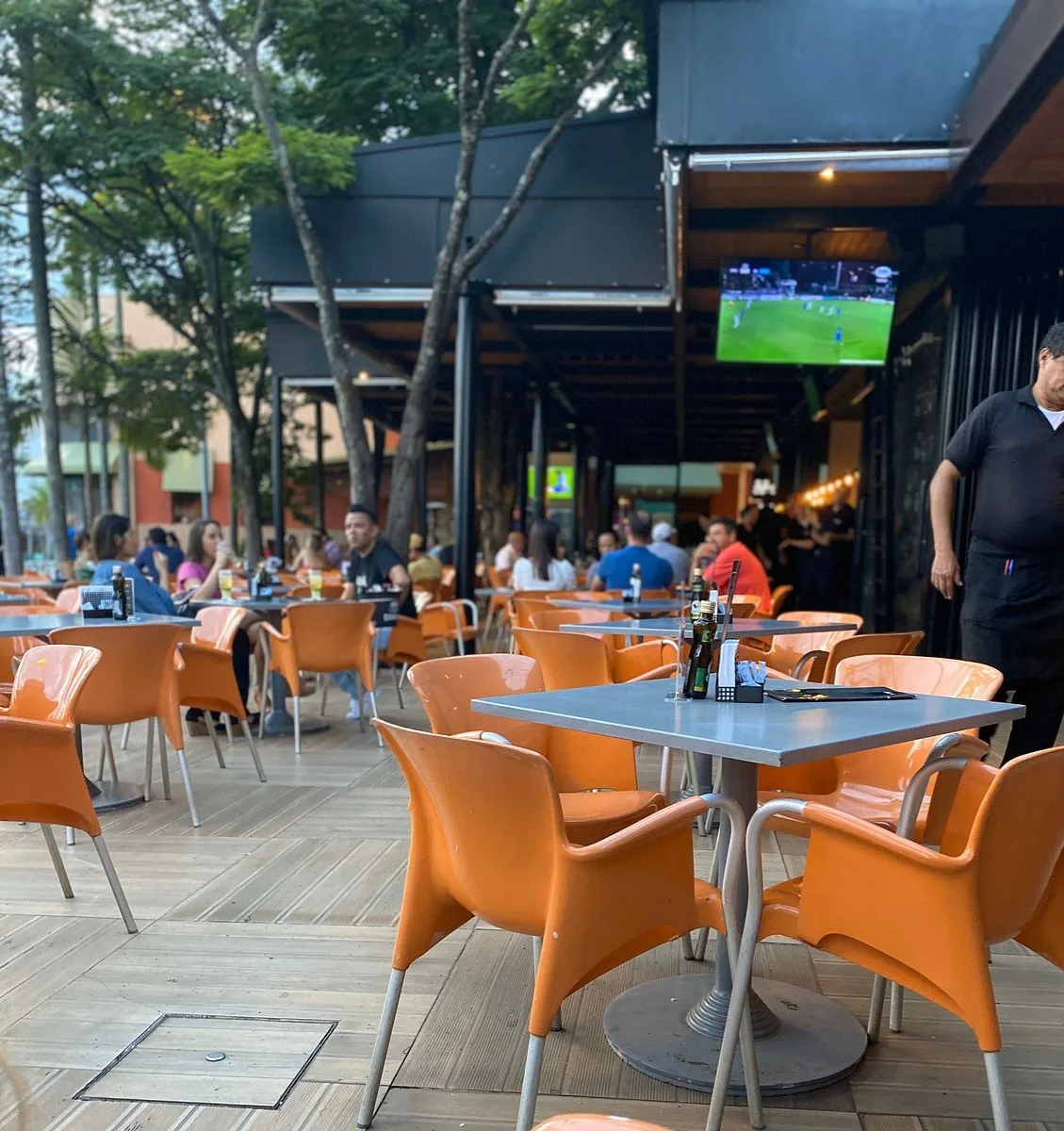 Homem morre após ser imobilizado durante confusão em bar de shopping de Uberlândia