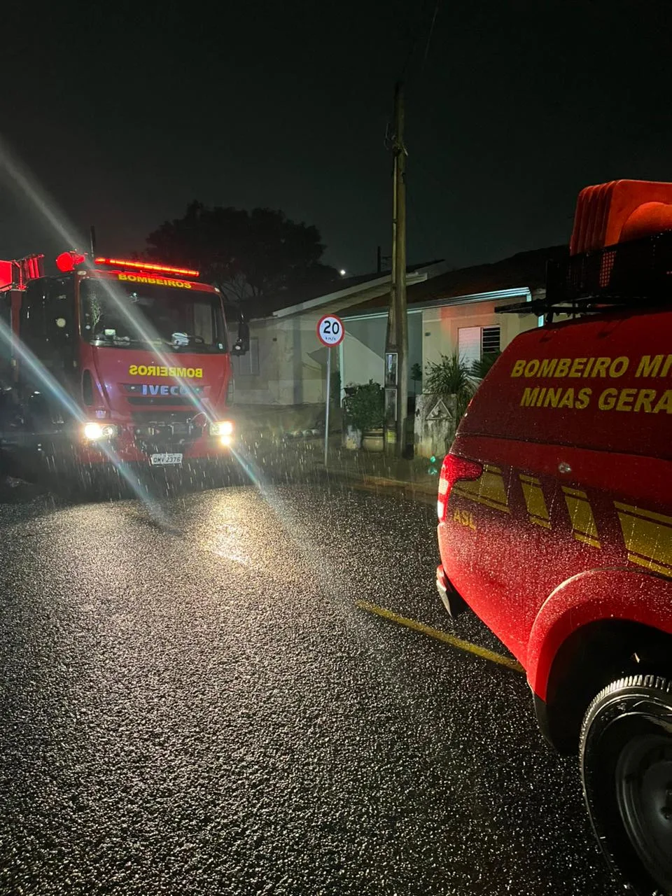Raio atinge residência e provoca incêndio de grandes proporções em condomínio de Uberlândia