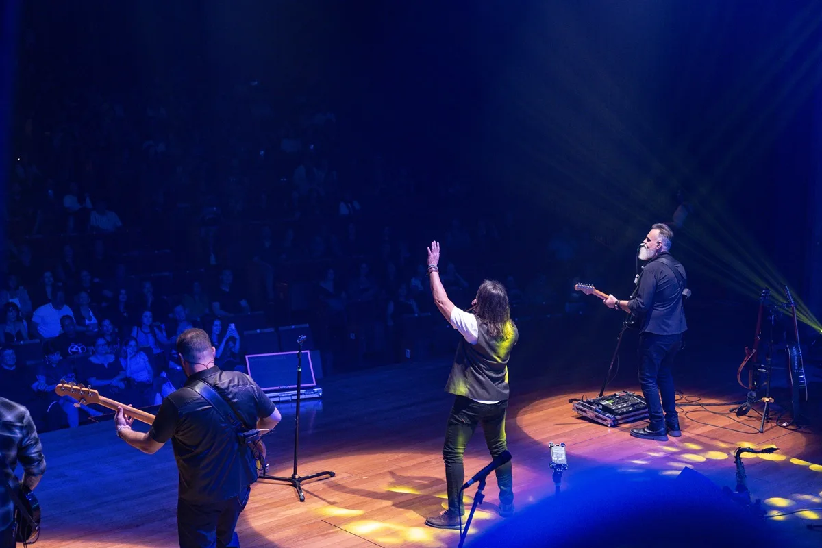 É hora de viver o Rock: Venosa Sessions chega ao Teatro Municipal de Uberlândia com música, audiovisual e participações especiais