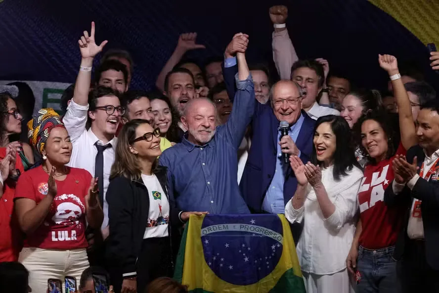 Lula é reeleito presidente do Brasil com 51,79% dos votos e inicia novo capítulo político