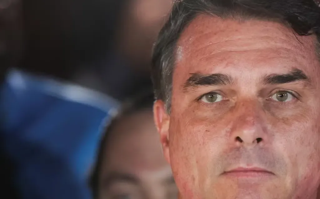Flávio Bolsonaro em imagem de arquivo utilizada em reportagem sobre a suposta viagem aos Estados Unidos e as investigações em andamento.
