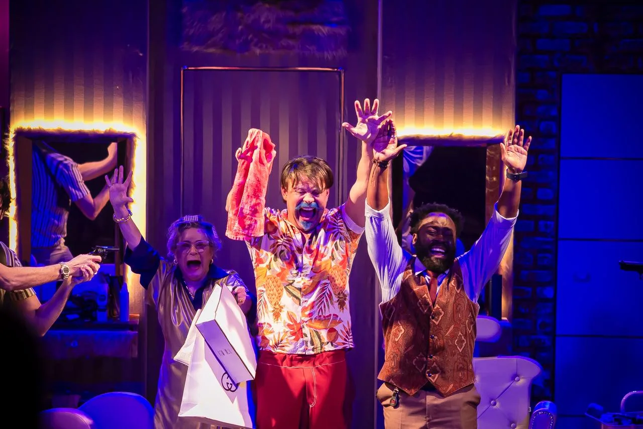 Corte Fatal continua em cartaz no Teatro UOL misturando humor e mistério em comédia policial