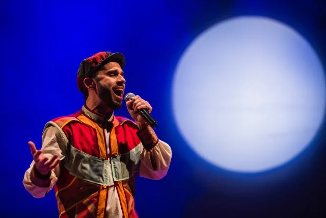 Show ‘Abraço no Planeta’ leva arte e reflexão socioambiental às escolas públicas de Araguari