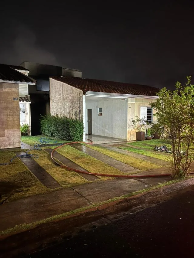 Raio atinge residência e provoca incêndio de grandes proporções em condomínio de Uberlândia