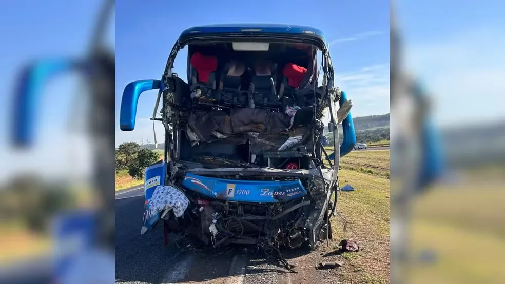 Acidente na BR-050 em Uberaba deixa dois mortos e mais de 30 feridos após colisão entre ônibus e carreta
