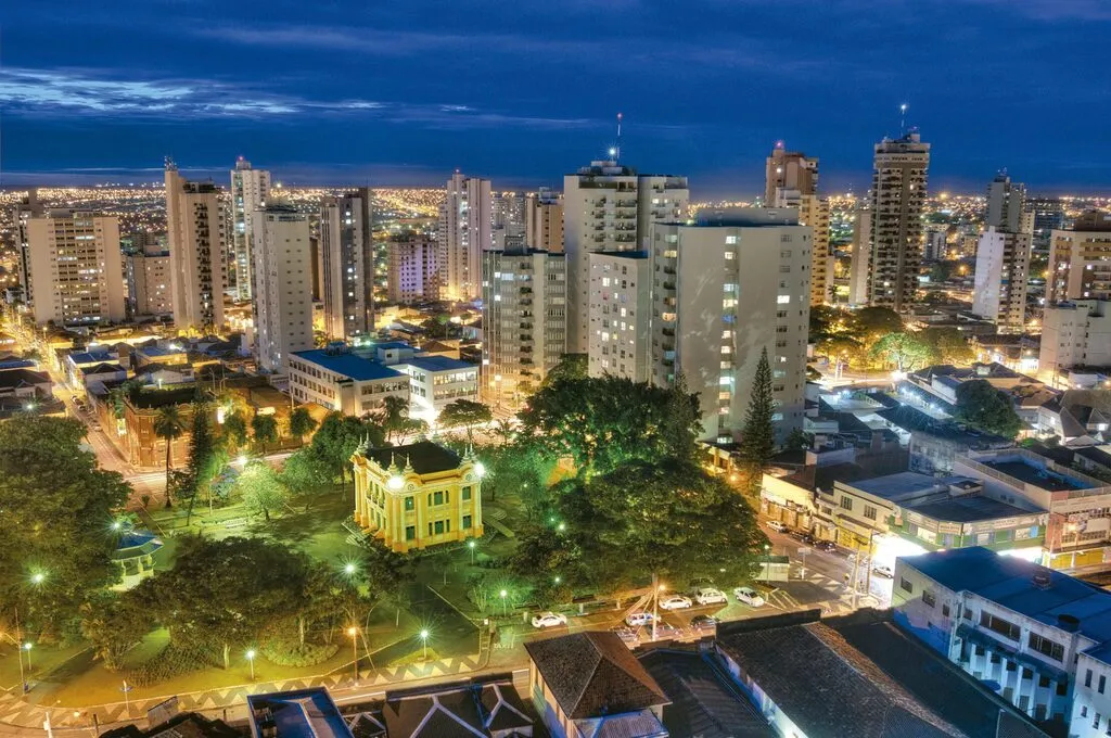 Fachadas de lojas no comércio de Uberlândia durante o período de funcionamento comercial.