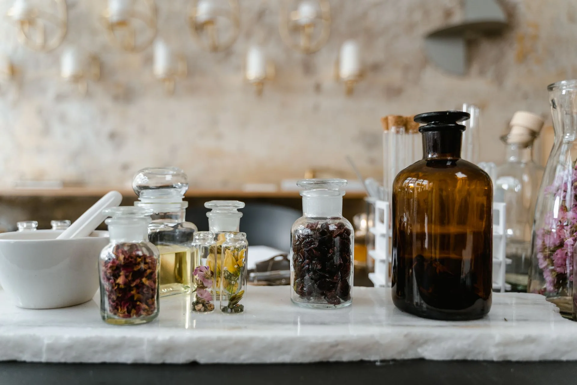 Como é feito o perfume da matéria-prima até o frasco
